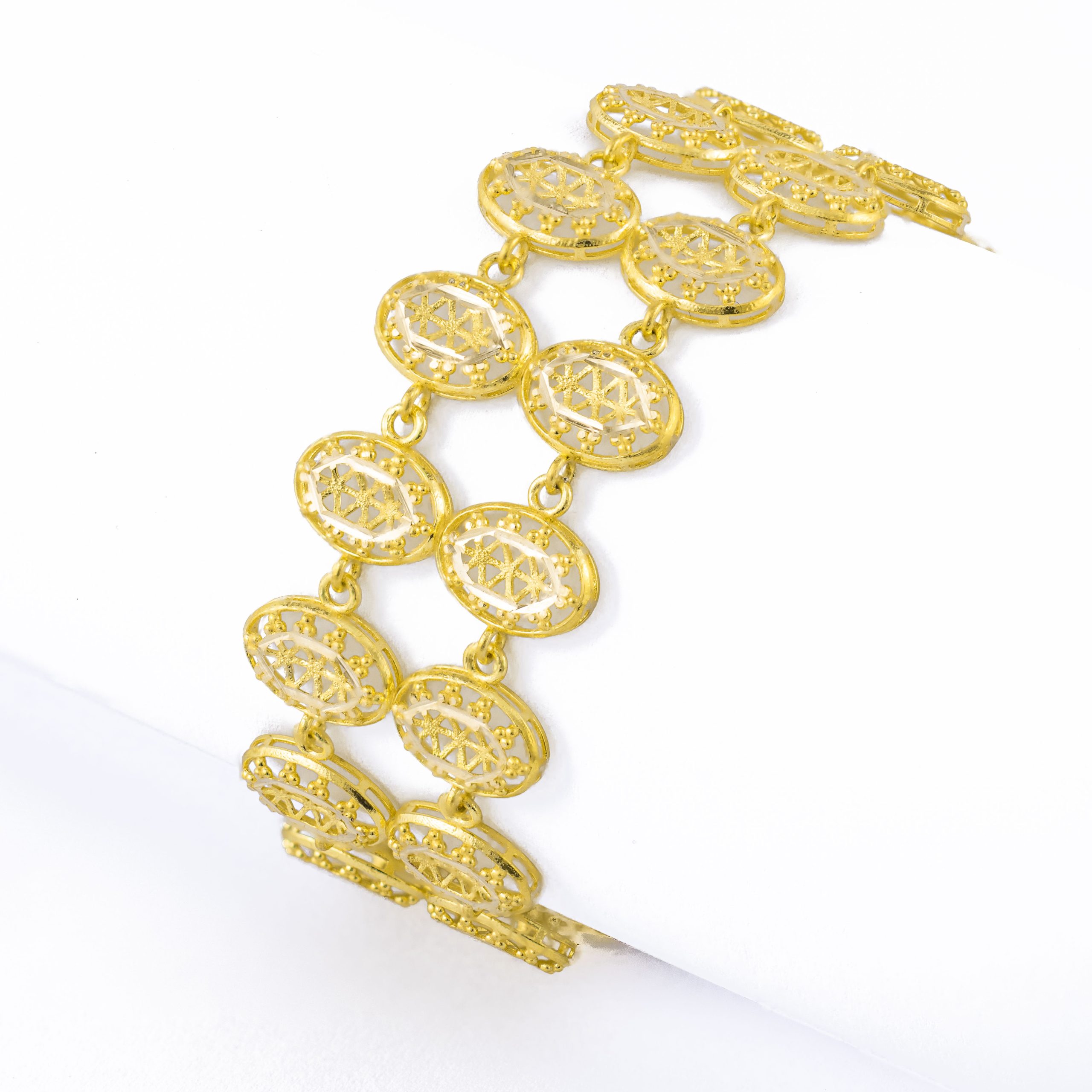 أساور الذهب… أناقة خالدة تناسب كل الأذواق